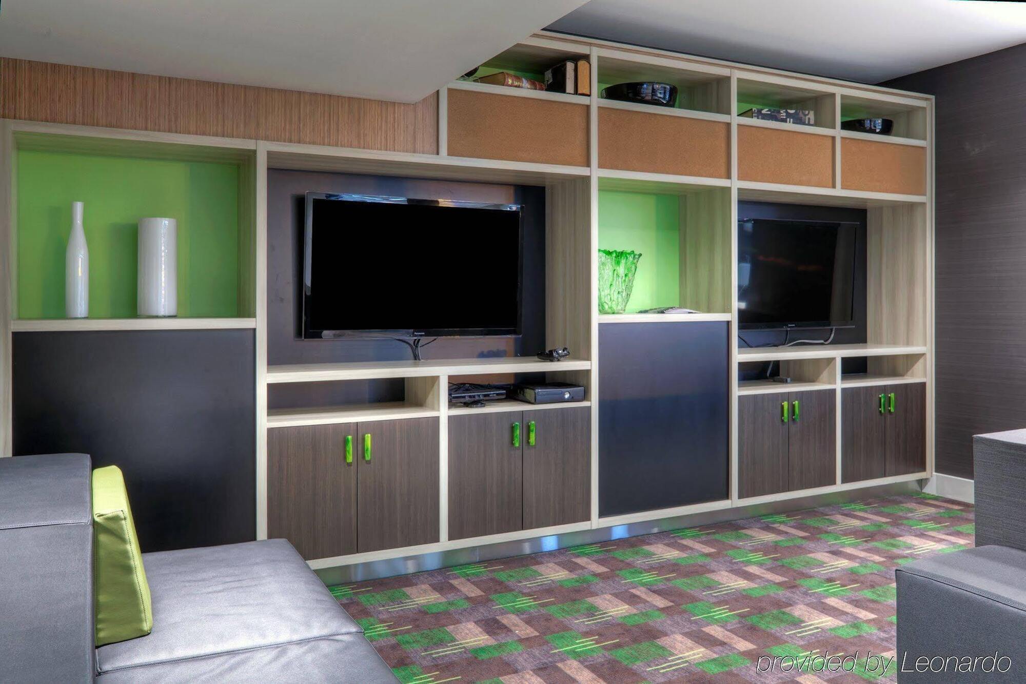 Express Airport - Polo Park By Ihg Hotel