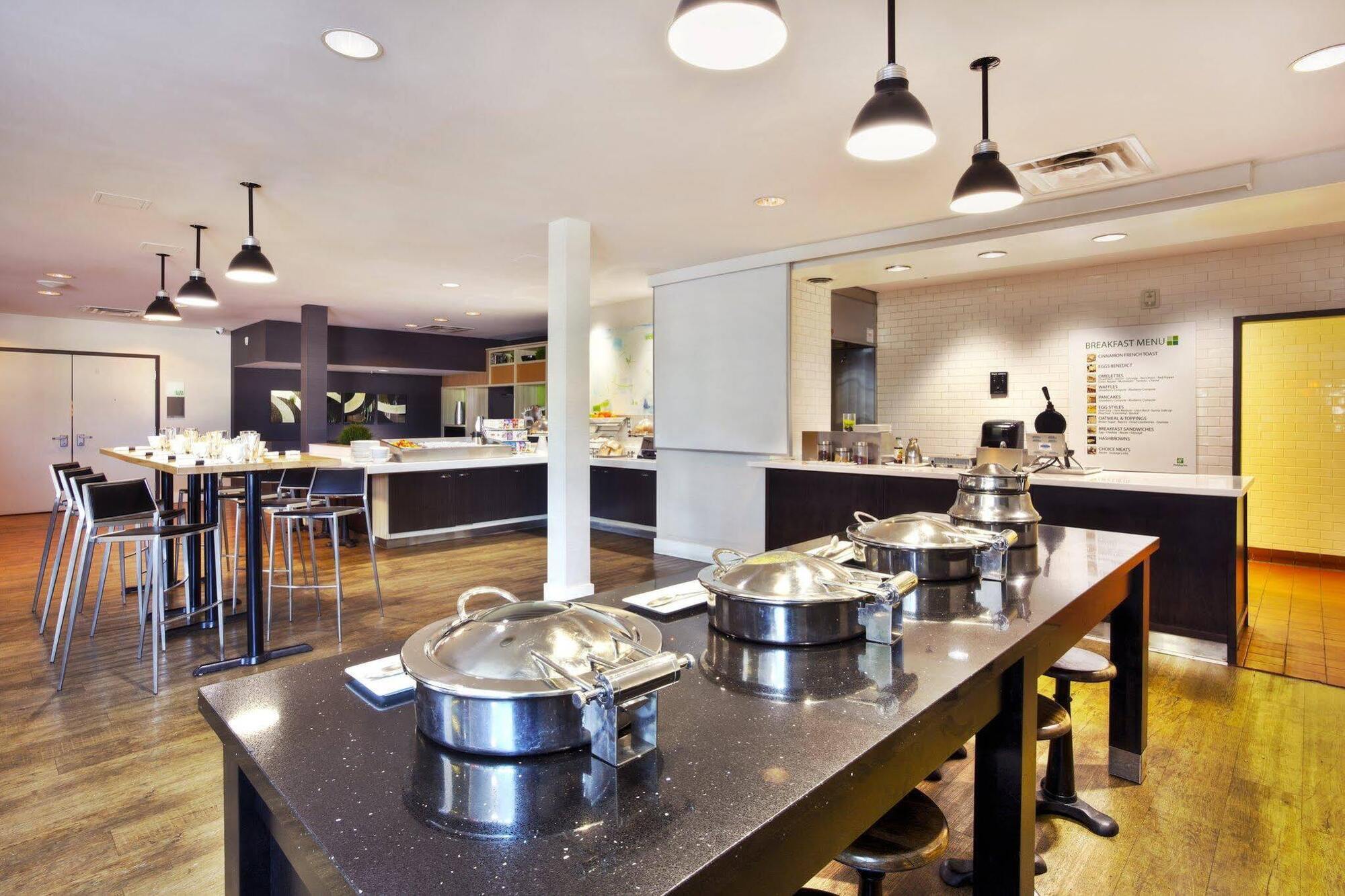 Hotel Express Airport - Polo Park By Ihg 3*