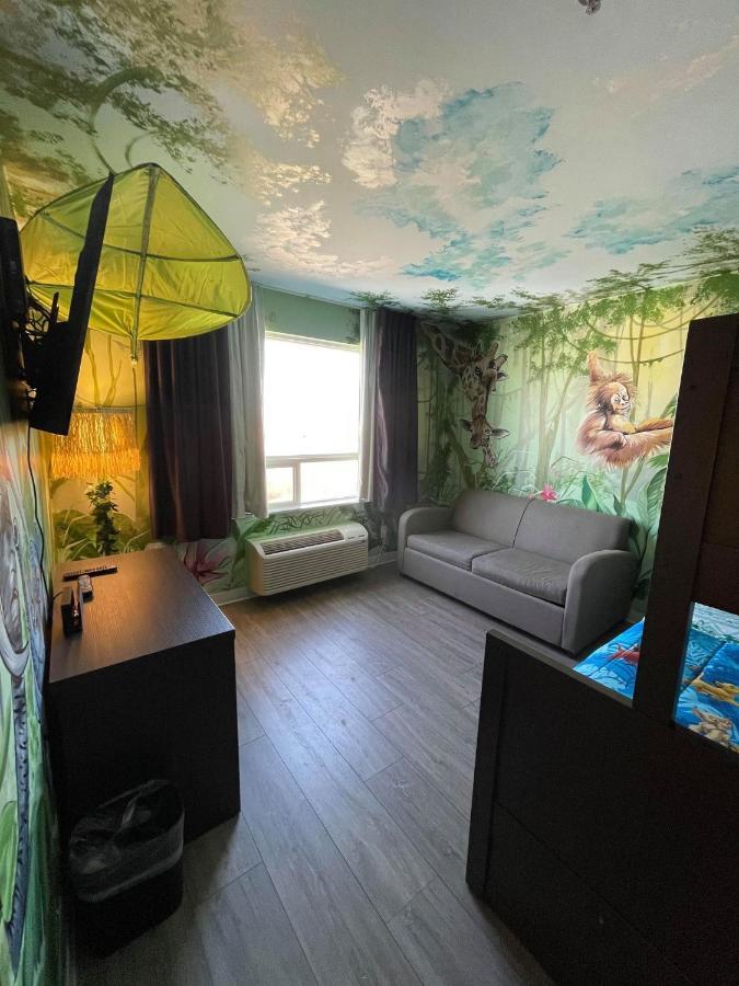 Super 8 By Wyndham East Mb Hotel 3*