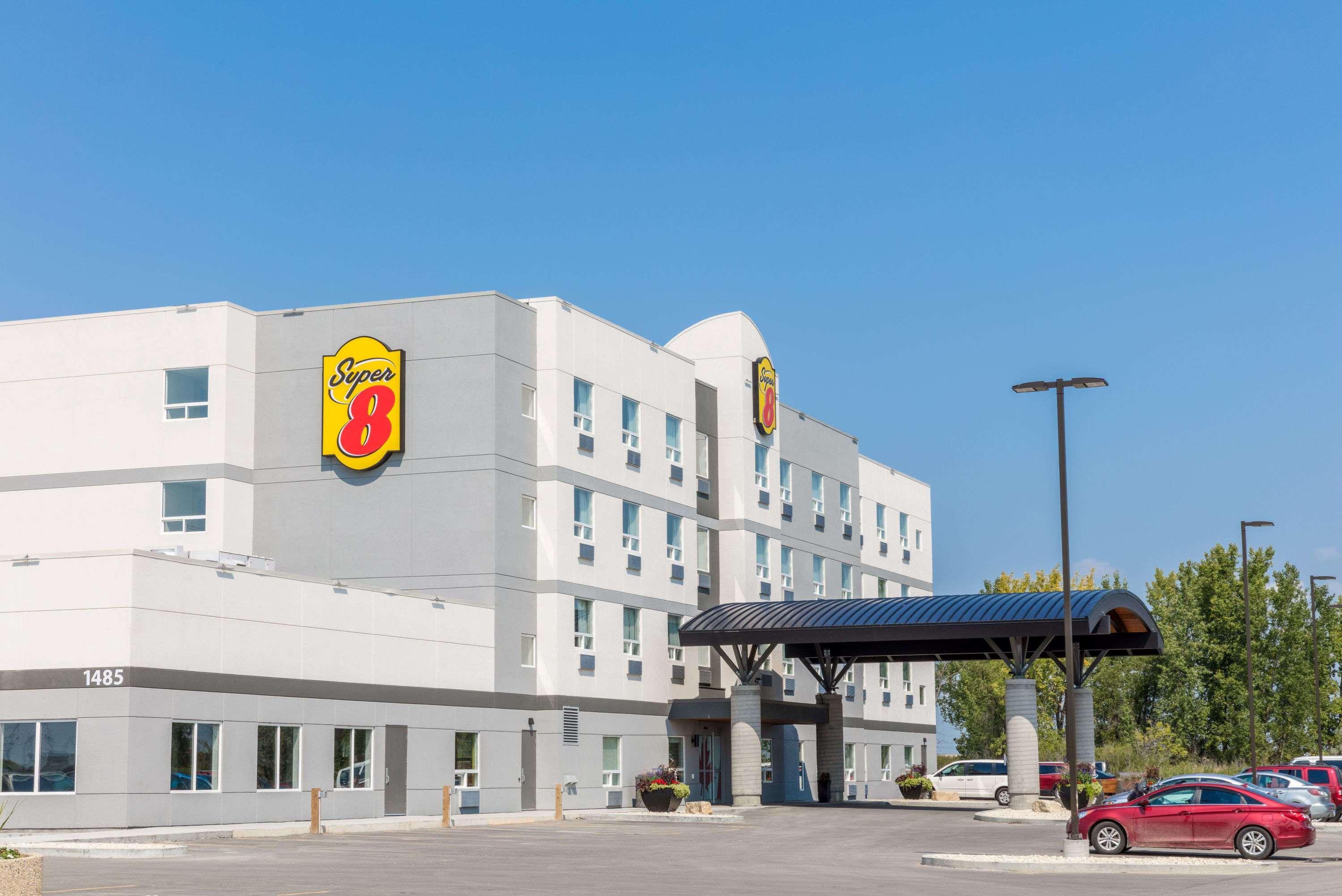 Super 8 By Wyndham East Mb Hotel 3*