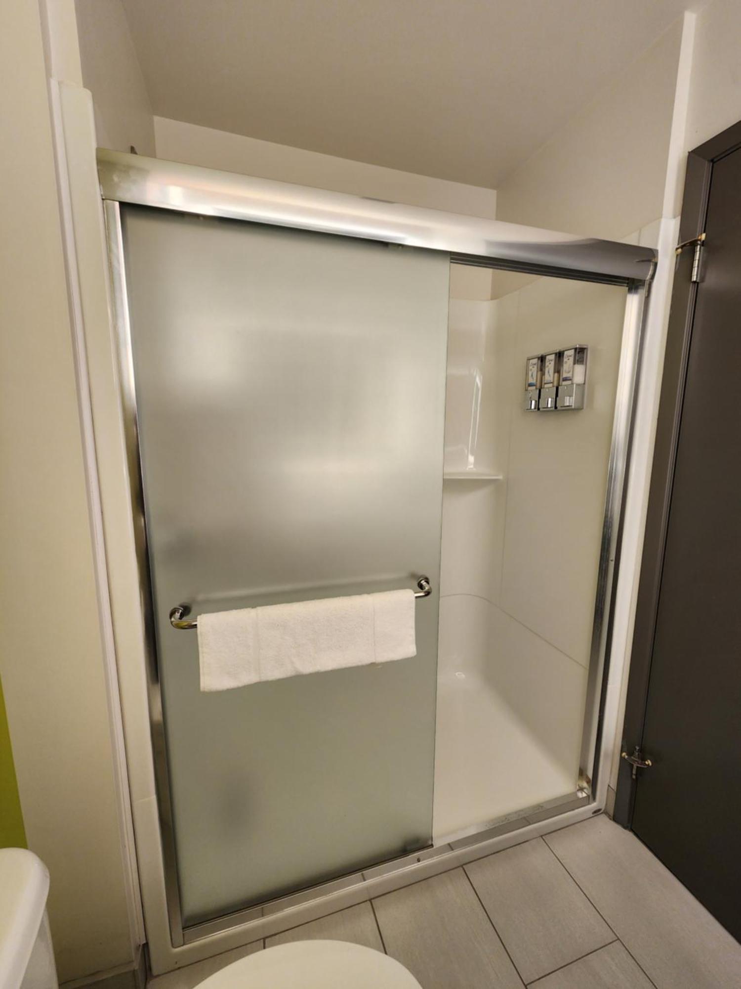 Super 8 By Wyndham East Mb Hotel