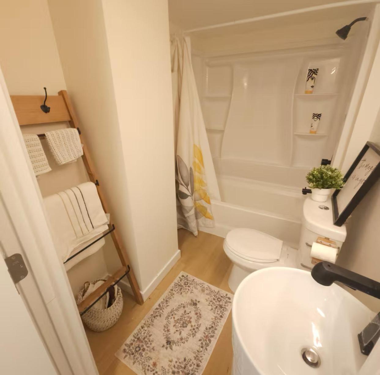 Cozy Basement Walk To Transit Guest house *